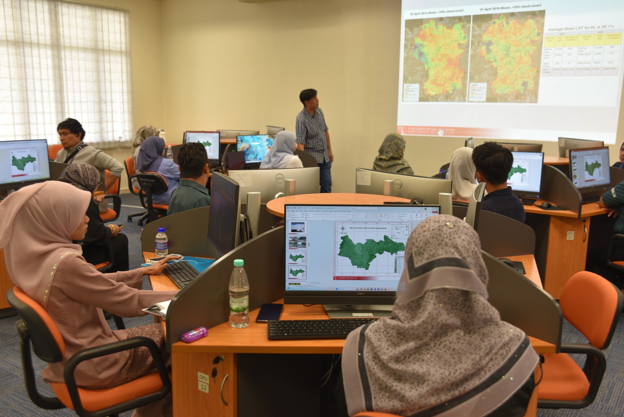 Suasana di dalam Makmal Komputer I-KPKT
